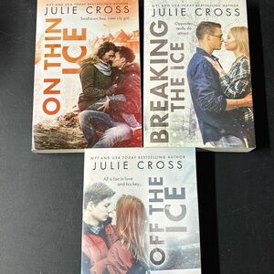 Julie Cross’  book series On Thin Ice, Breaking the Ice & Off the Ice!!